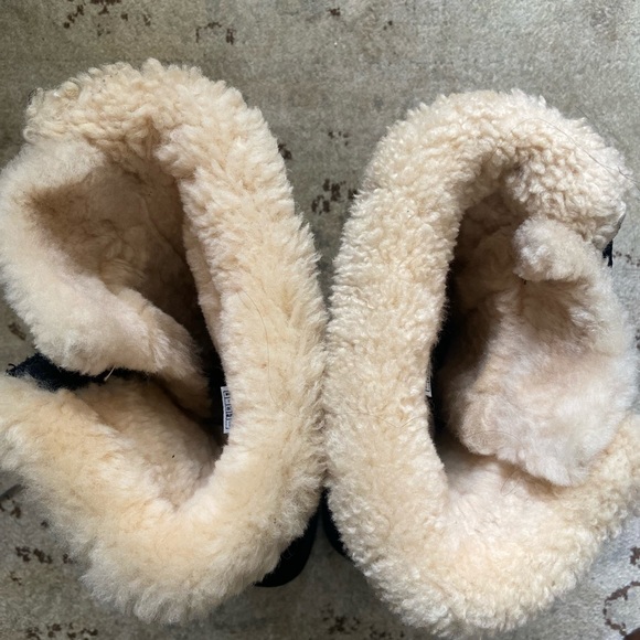 UGG boots- tall  Sherpa lined, upside lace up black size 7 - Picture 5 of 7